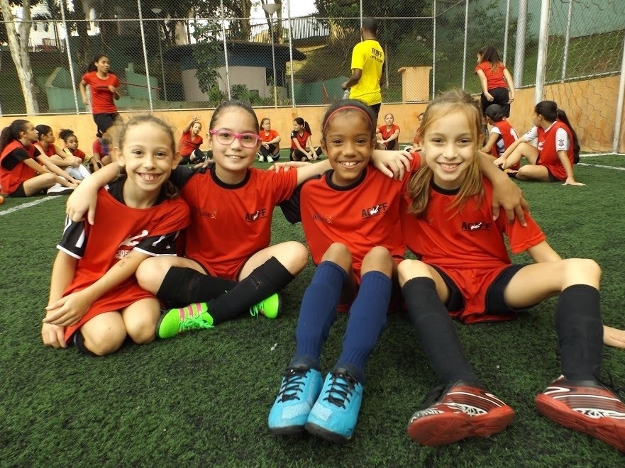 Duas Meninas Bonitas No Levantamento Do Campo De Jogos Da Escola