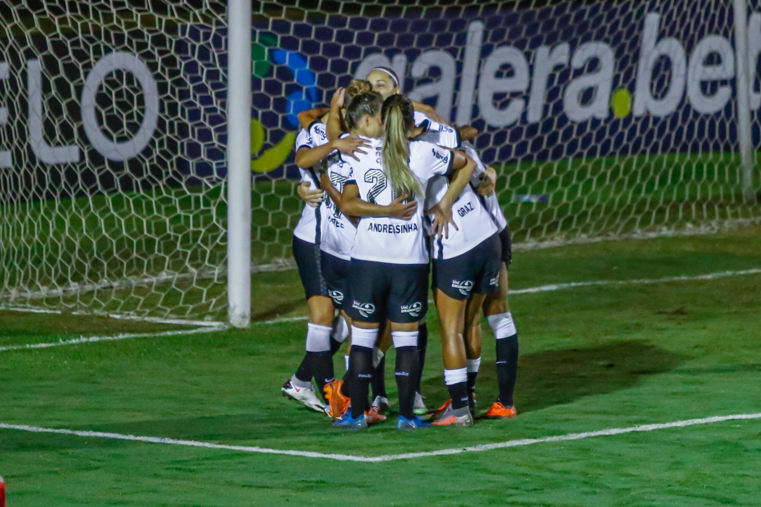 Inter é goleado pelo Corinthians e é vice-campeão do Brasileirão