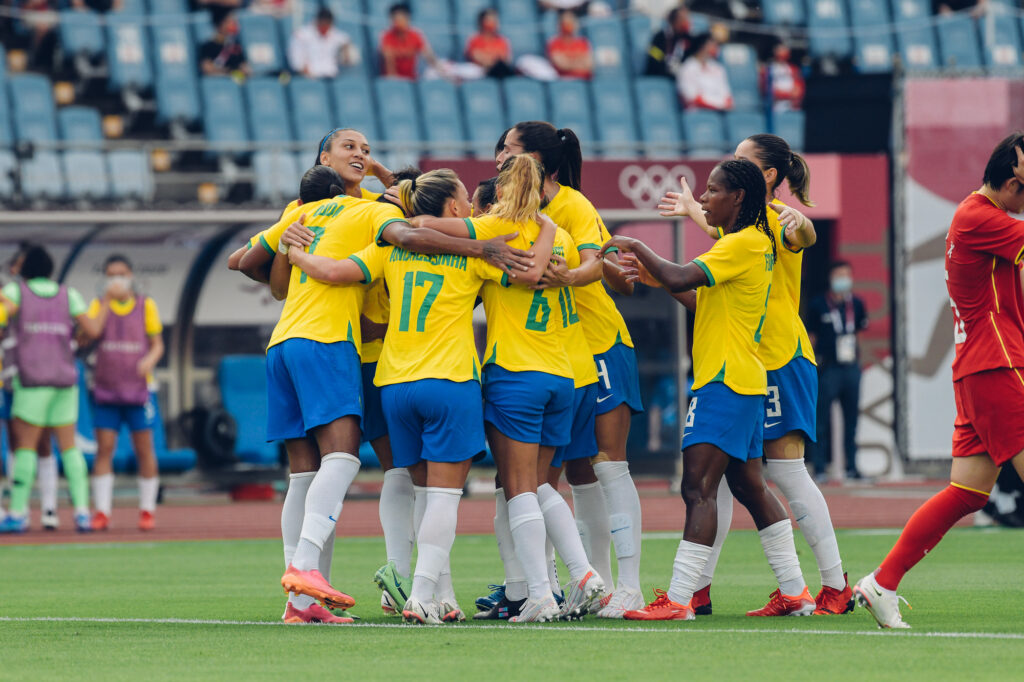 Jogadoras comemoram gol de Marta sobre a China.