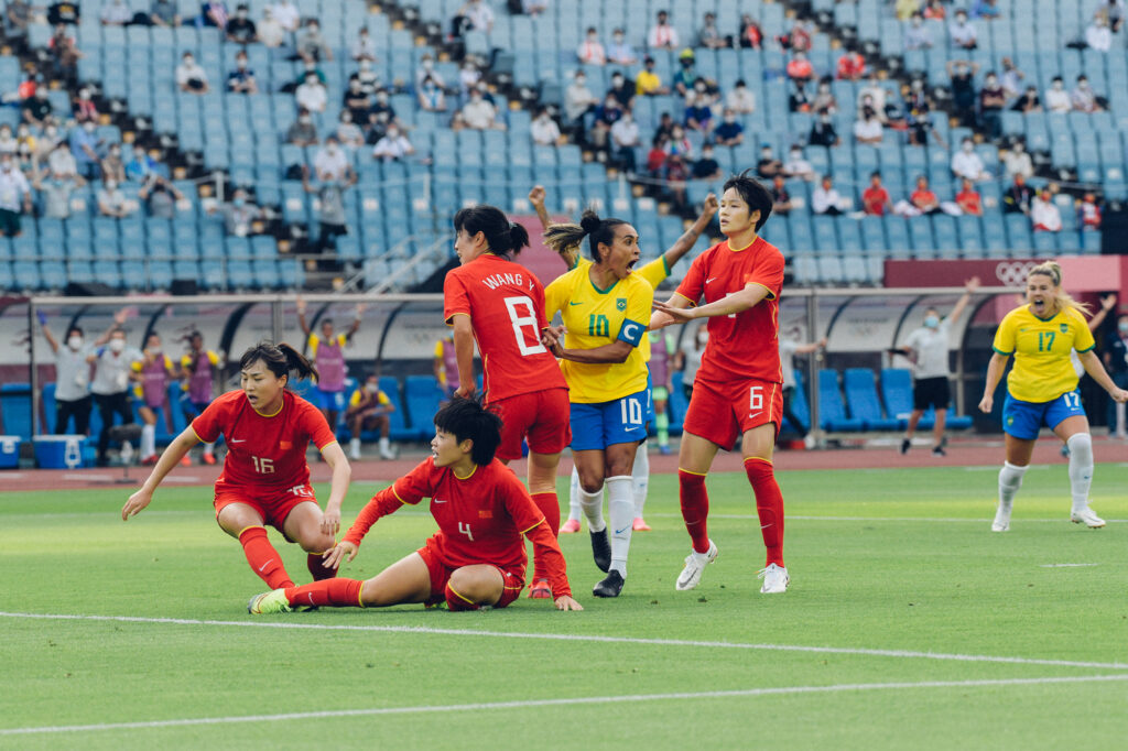 Seleção chinesa de futebol feminino se prepara para o primeiro jogo olímpico  contra Brasil_