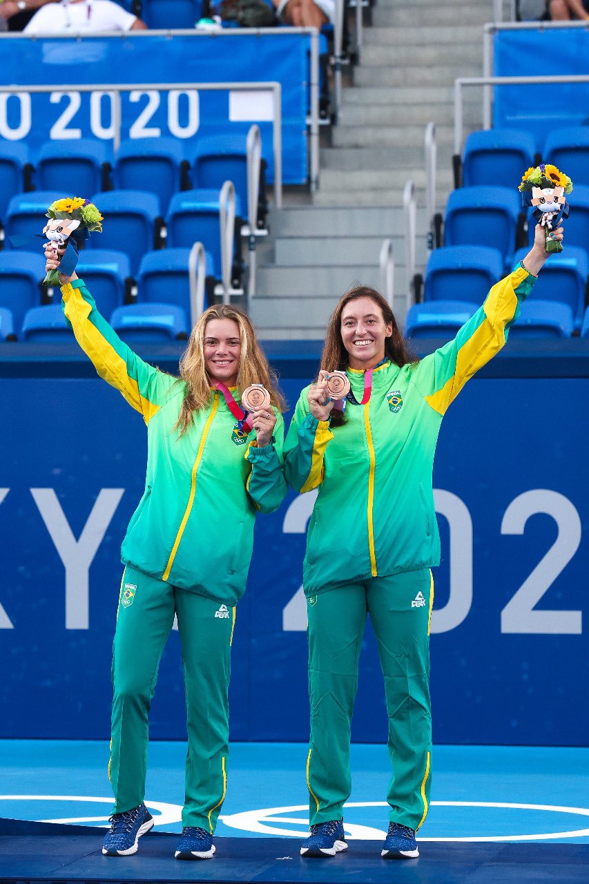 Dupla feminina leva bronze inédito no tênis em partida emocionante nos Jogos  de Tóquio