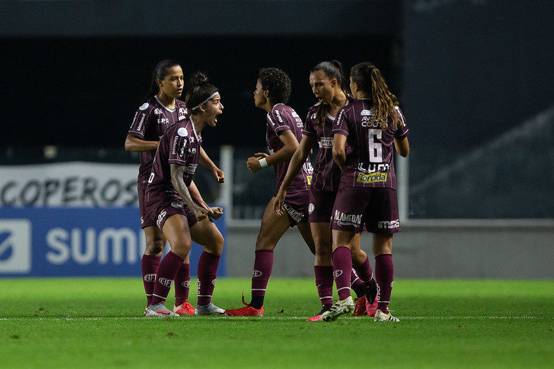 Corinthians faz 8 a 0 no Palmeiras e avança à final do Paulistão Feminino