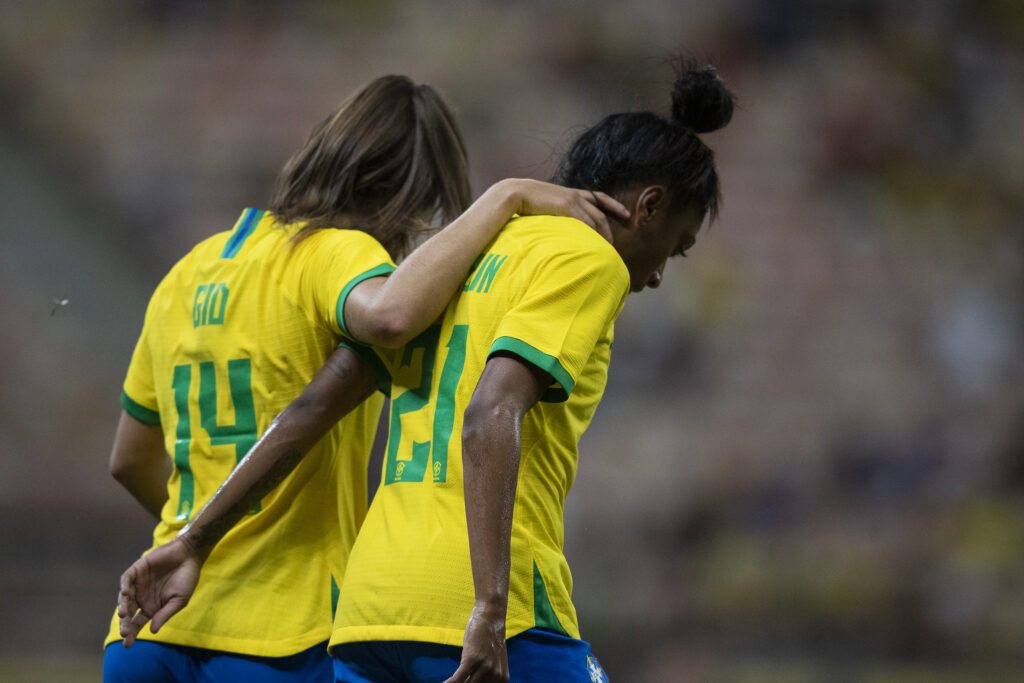 Mulheres da Índia disputam torneio de futebol e jogam de sari, Esportes