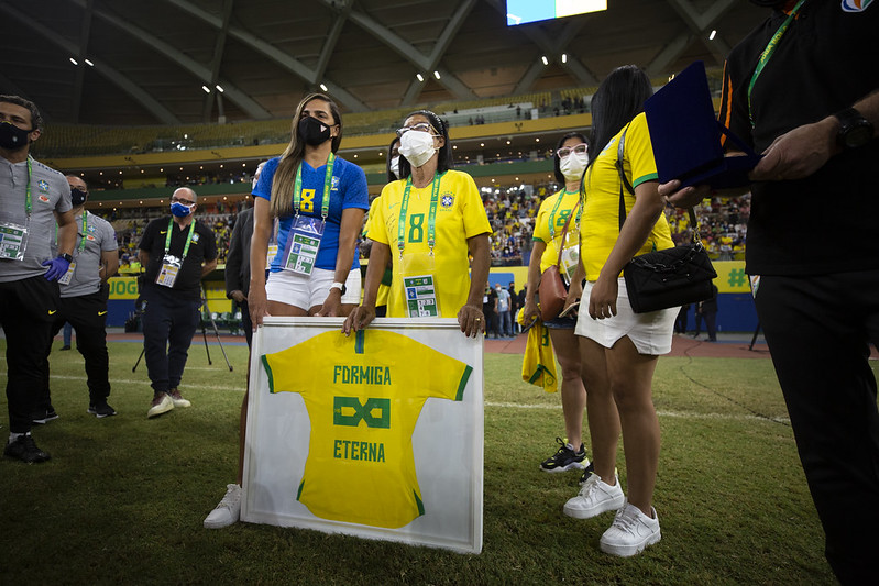 Seleção Feminina goleia Índia no jogo de despedida de Formiga com a camisa  8 canarinha - Lance!