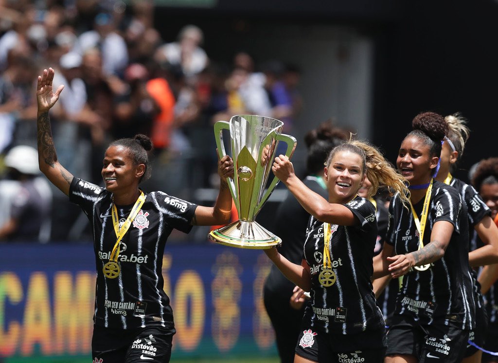 Corinthians bate o Grêmio no fim e ganha a primeira Supercopa