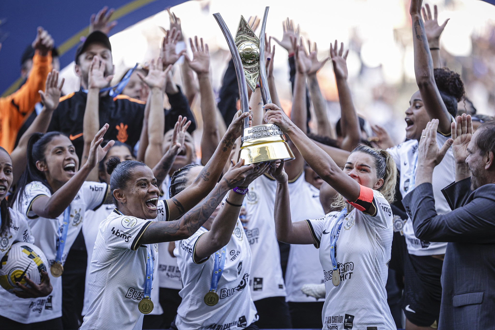 É campeão! Corinthians domina o Inter e amplia hegemonia no