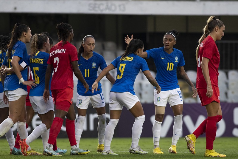 Jogando na Vila Belmiro, Brasil perde para o Canadá no futebol