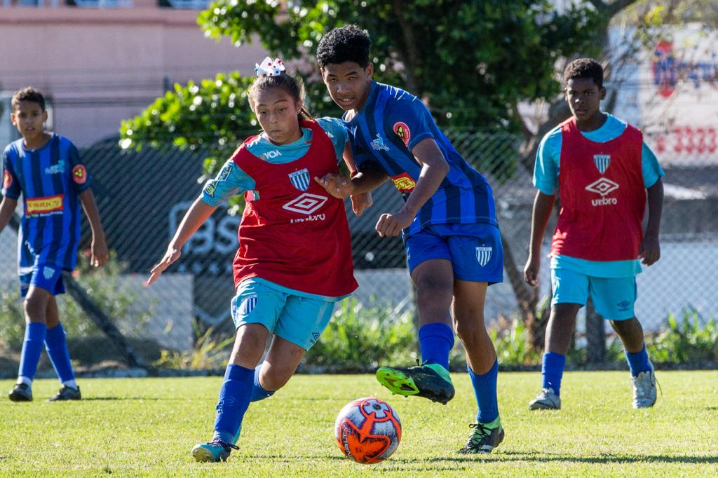 Justiça autoriza menina a jogar futebol em campeonato de colégio