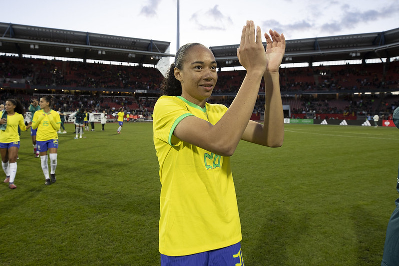 Foto de duas lindas mulheres jogando futebol juntas no campo