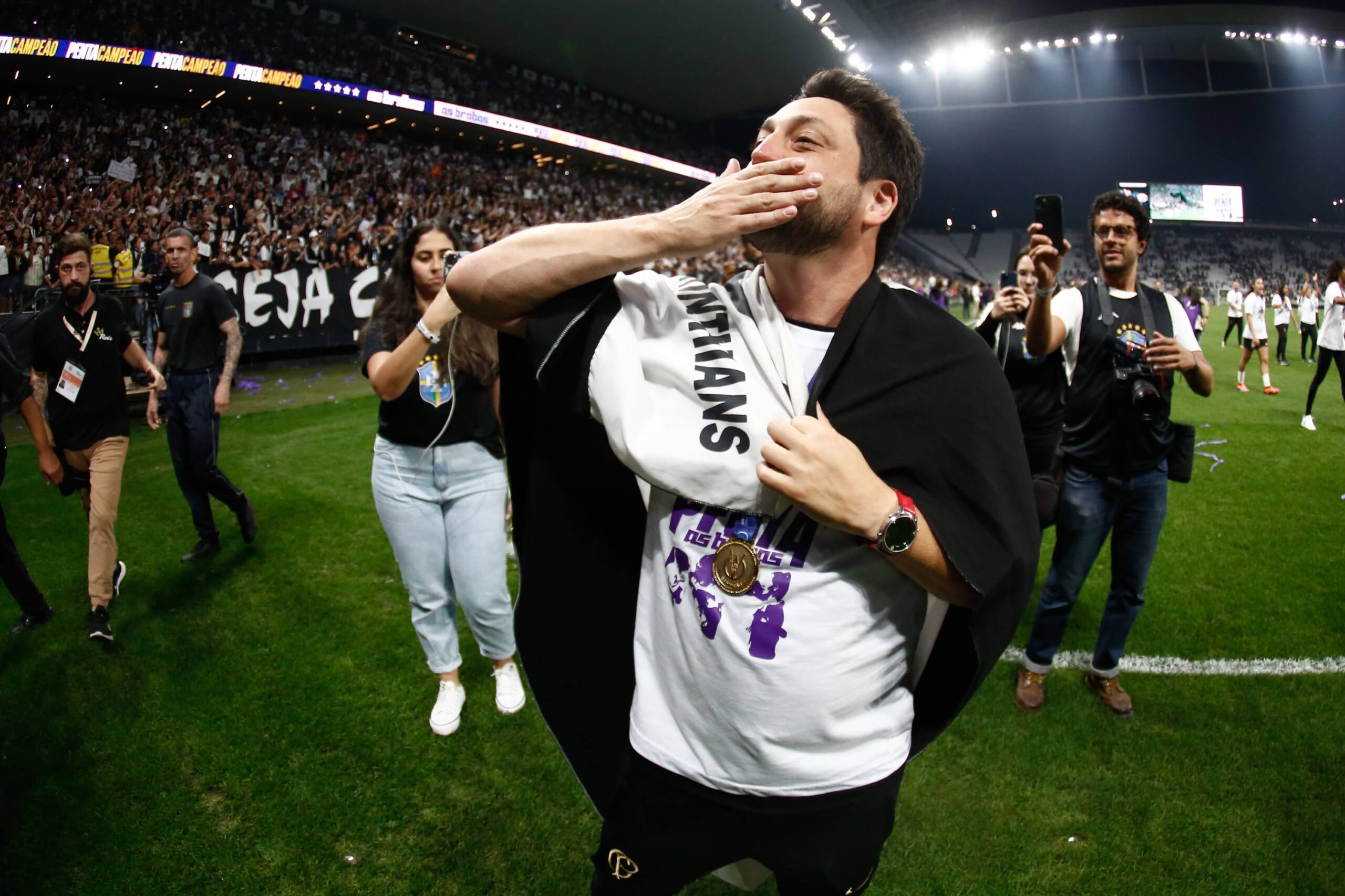 Em despedida de Arthur Elias, Corinthians é pentacampeão