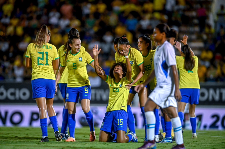 Seleção feminina encerra último período de preparação no Brasil