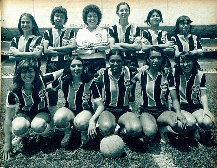 Na imagem, a primeira equipe do Grêmio FBPA, formada por: (em pé, da esquerda para a direita) Sônia, Lili, Vera, Silvana, Ângela e Aninha, (agachadas, da esquerda para a direita) Breca, Macalão, Marianita, Marinilsa e Mara. CRÉDITOS: Revista Manchete, 20/11/1980 / Fotógrafo desconhecido.