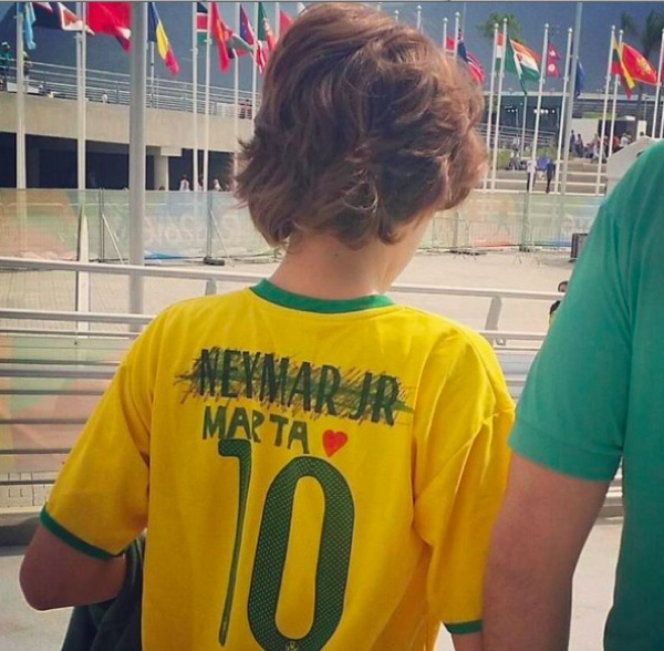Camisa do pequeno torcedor com o nome da Marta registrado nas Olimpíadas de 2016. Foto: Reprodução